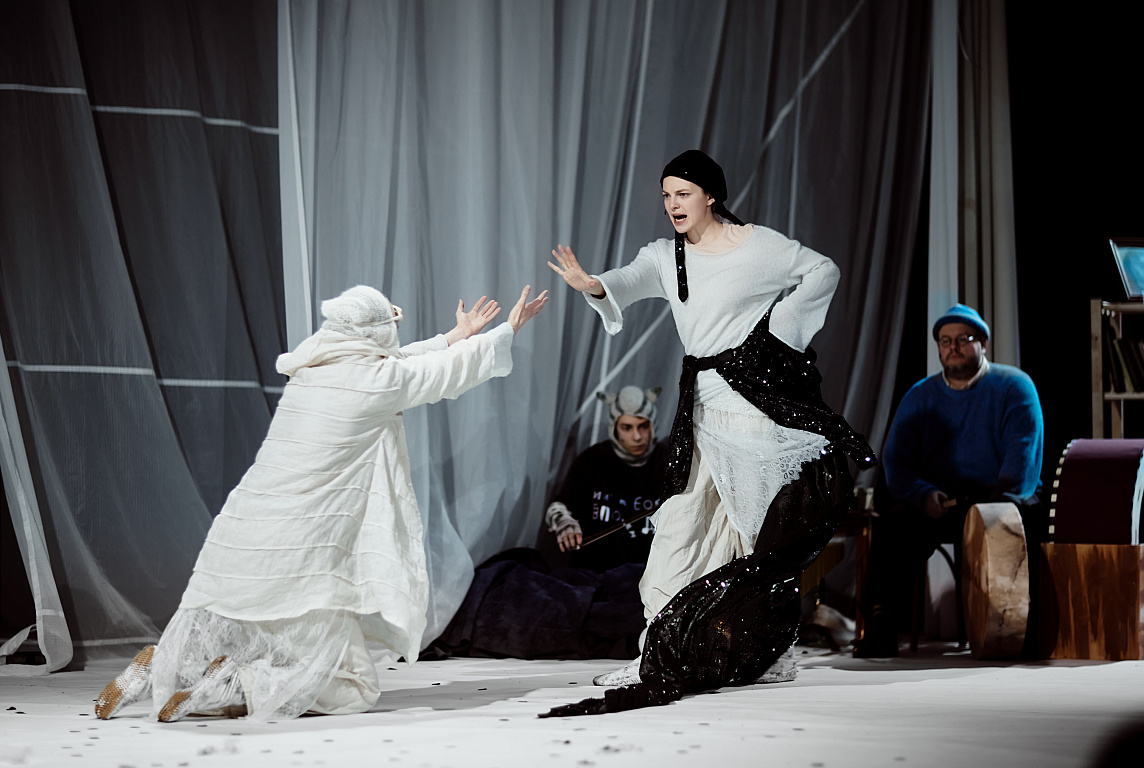 Кит плывёт на север