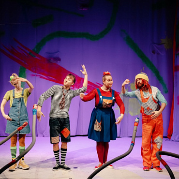 В Новгороде благотворительный фестиваль открыли спектаклем "Вредные советы"